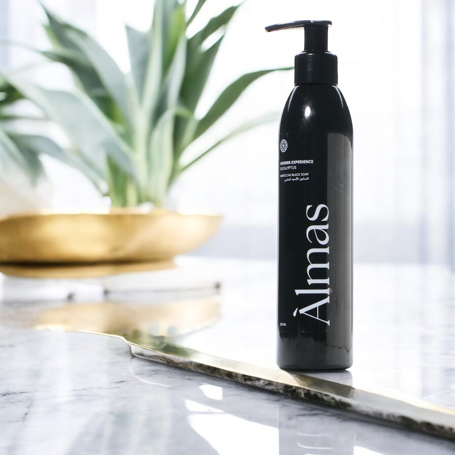 Savon noir hammam Almas en format liquide – eucalyptus mis en scène